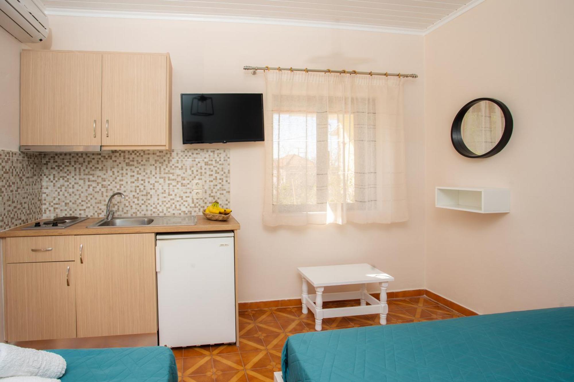 Eros Appartments Kalamitsi  Exterior photo