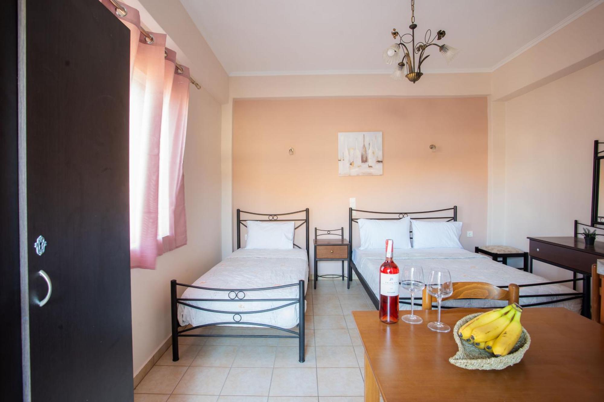 Eros Appartments Kalamitsi  Room photo